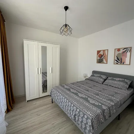 דירה Cozy With Balcony